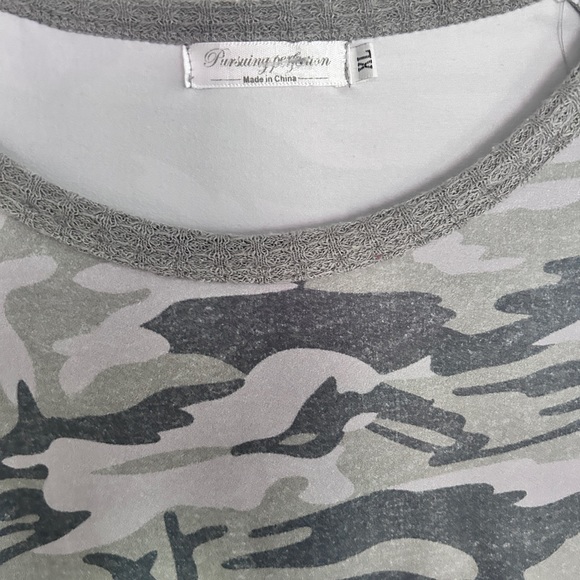 Pursuing Perfection Gray
Camo Kangaroo-Pocket Top XL LS - Picture 4 of 8